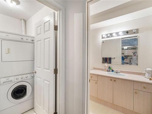 202-690 3Rd St, Nanaimo, BC - Indoor Photo Showing Laundry Room