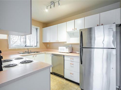 307-3460 Quadra St, Saanich, BC - Indoor Photo Showing Kitchen With Double Sink