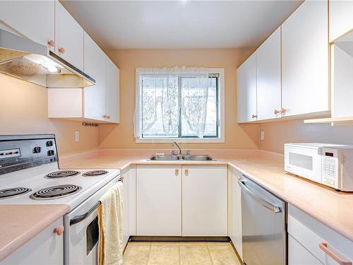 307-3460 Quadra St, Saanich, BC - Indoor Photo Showing Kitchen With Double Sink