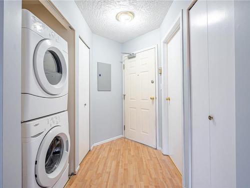 307-3460 Quadra St, Saanich, BC - Indoor Photo Showing Laundry Room