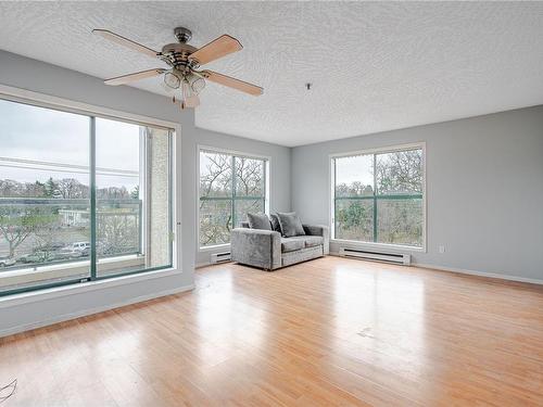 307-3460 Quadra St, Saanich, BC - Indoor Photo Showing Living Room