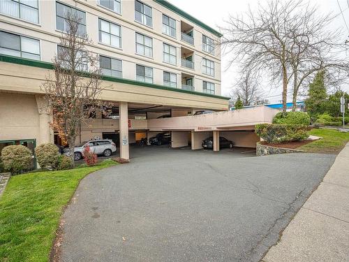 307-3460 Quadra St, Saanich, BC - Outdoor