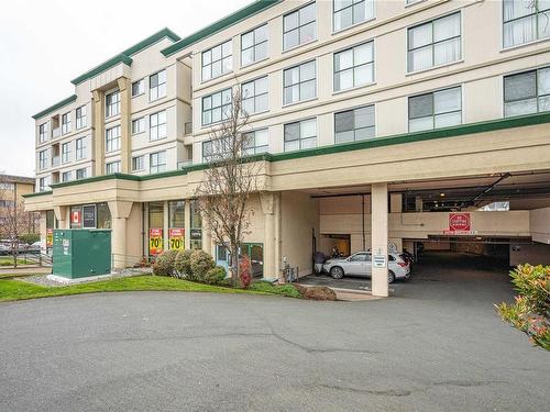 307-3460 Quadra St, Saanich, BC - Outdoor