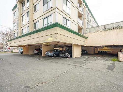 307-3460 Quadra St, Saanich, BC - Outdoor