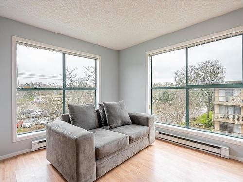 307-3460 Quadra St, Saanich, BC - Indoor Photo Showing Living Room