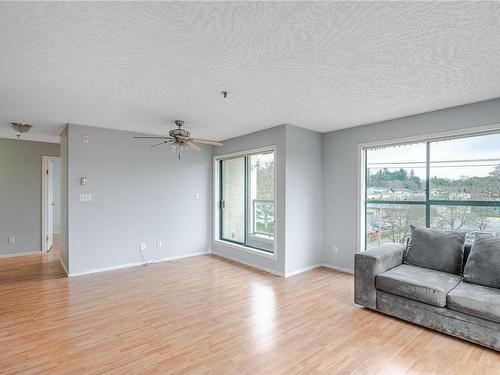 307-3460 Quadra St, Saanich, BC - Indoor Photo Showing Living Room