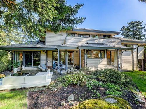 104-2829 Arbutus Rd, Saanich, BC 