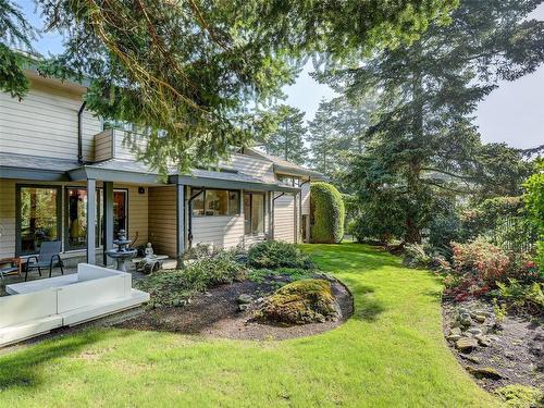 104-2829 Arbutus Rd, Saanich, BC 