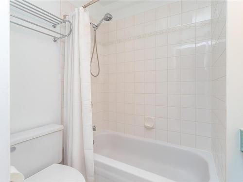 401-2710 Grosvenor Rd, Victoria, BC - Indoor Photo Showing Bathroom