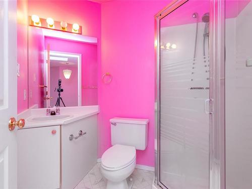 401-2710 Grosvenor Rd, Victoria, BC - Indoor Photo Showing Bathroom