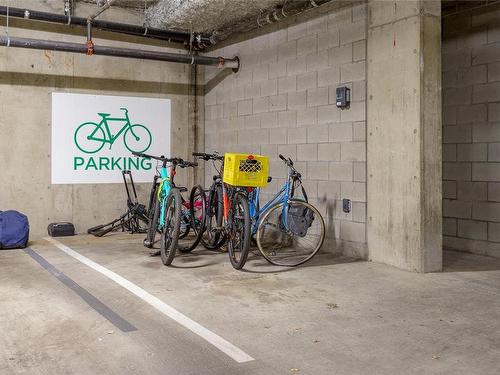 401-2710 Grosvenor Rd, Victoria, BC - Indoor Photo Showing Garage