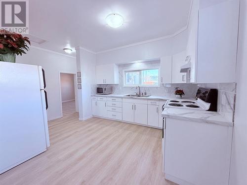 101 6Th Avenue S, Cranbrook, BC - Indoor Photo Showing Kitchen With Double Sink