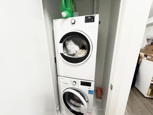 703-32 Forest Manor Rd, Toronto, ON - Indoor Photo Showing Laundry Room