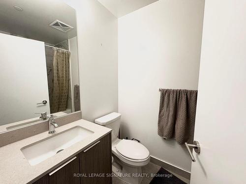 703-32 Forest Manor Rd, Toronto, ON - Indoor Photo Showing Bathroom