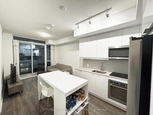 703-32 Forest Manor Rd, Toronto, ON - Indoor Photo Showing Kitchen