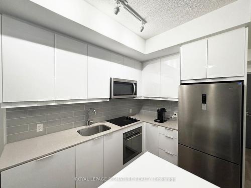 703-32 Forest Manor Rd, Toronto, ON - Indoor Photo Showing Kitchen