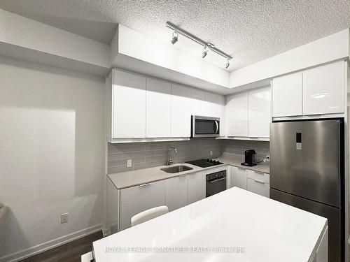 703-32 Forest Manor Rd, Toronto, ON - Indoor Photo Showing Kitchen