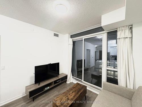 703-32 Forest Manor Rd, Toronto, ON - Indoor Photo Showing Living Room