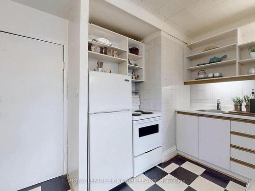 2-215 Pearson Ave, Toronto, ON - Indoor Photo Showing Kitchen