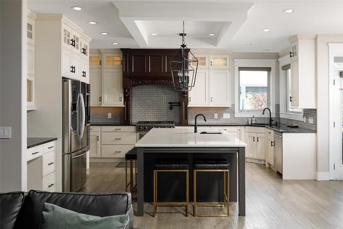 5330 Ptarmigan Street, Kelowna, BC - Indoor Photo Showing Kitchen With Upgraded Kitchen