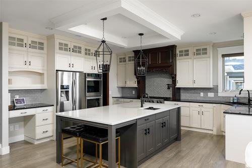 5330 Ptarmigan Street, Kelowna, BC - Indoor Photo Showing Kitchen With Upgraded Kitchen