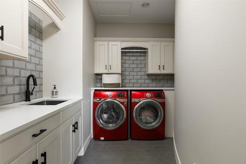 5330 Ptarmigan Street, Kelowna, BC - Indoor Photo Showing Laundry Room