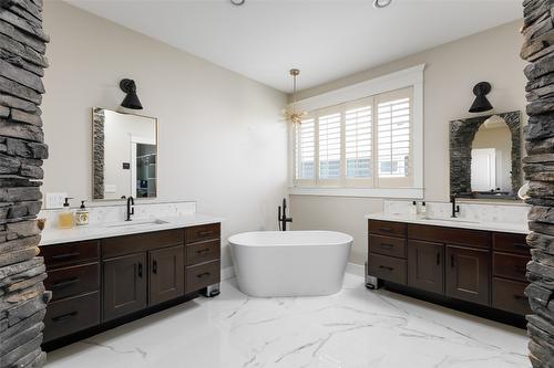 5330 Ptarmigan Street, Kelowna, BC - Indoor Photo Showing Bathroom