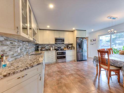 Cuisine - 38 22E Avenue, Sainte-Marthe-Sur-Le-Lac, QC - Indoor Photo Showing Kitchen With Upgraded Kitchen