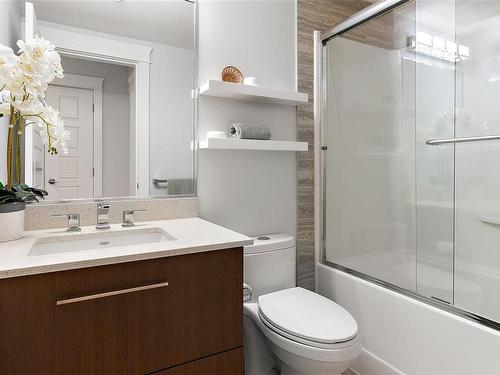 303-7161 West Saanich Rd, Central Saanich, BC - Indoor Photo Showing Bathroom