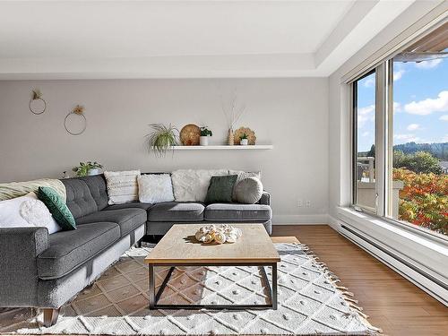 303-7161 West Saanich Rd, Central Saanich, BC - Indoor Photo Showing Living Room