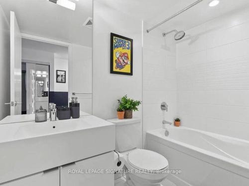 1209-21 Iceboat Terr, Toronto, ON - Indoor Photo Showing Bathroom