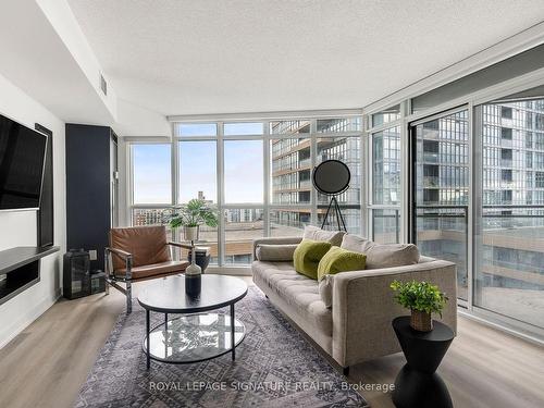 1209-21 Iceboat Terr, Toronto, ON - Indoor Photo Showing Living Room