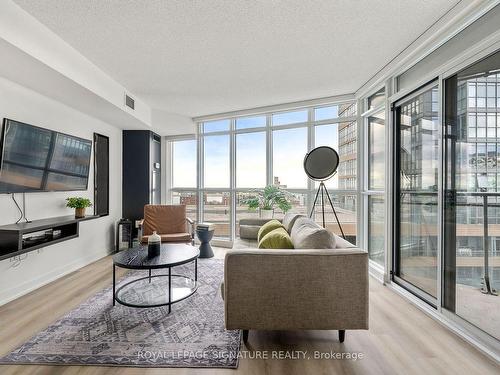 1209-21 Iceboat Terr, Toronto, ON - Indoor Photo Showing Living Room