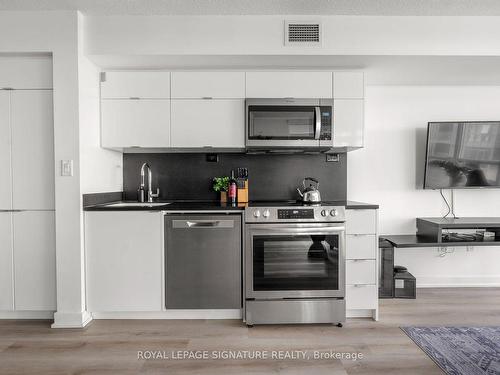 1209-21 Iceboat Terr, Toronto, ON - Indoor Photo Showing Kitchen