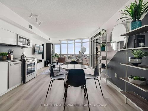 1209-21 Iceboat Terr, Toronto, ON - Indoor Photo Showing Kitchen