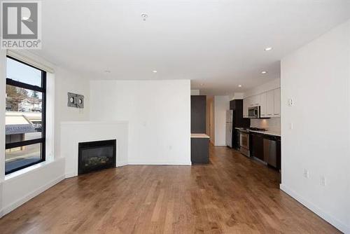 203 935 W 16Th Street, North Vancouver, BC - Indoor Photo Showing Living Room With Fireplace