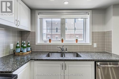 124 - 2441 Greenwich Drive, Oakville, ON - Indoor Photo Showing Kitchen With Double Sink With Upgraded Kitchen