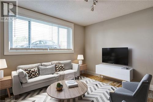 226 Clarke Street N Unit# 1, Woodstock, ON - Indoor Photo Showing Living Room