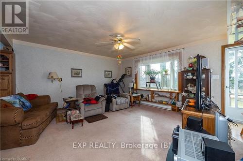 423033 Harbour Drive, Meaford, ON - Indoor Photo Showing Living Room