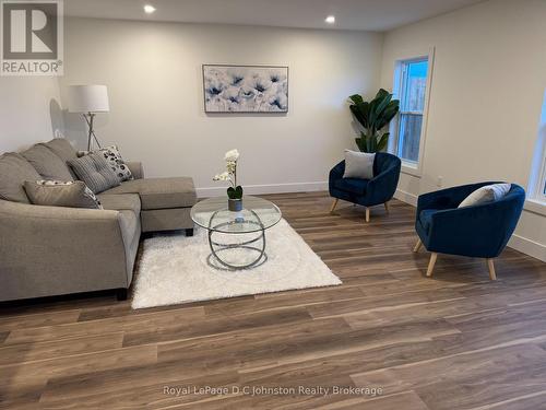 1093 Waterloo Street N, Saugeen Shores, ON - Indoor Photo Showing Living Room