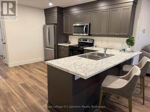 1093 Waterloo Street N, Saugeen Shores, ON - Indoor Photo Showing Kitchen With Double Sink With Upgraded Kitchen