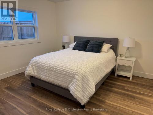 1093 Waterloo Street N, Saugeen Shores, ON - Indoor Photo Showing Bedroom