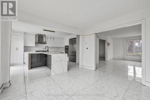 135 Natanya Boulevard, Georgina, ON - Indoor Photo Showing Kitchen