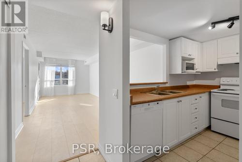 303 - 160 Wellington Street E, Aurora, ON - Indoor Photo Showing Kitchen With Double Sink