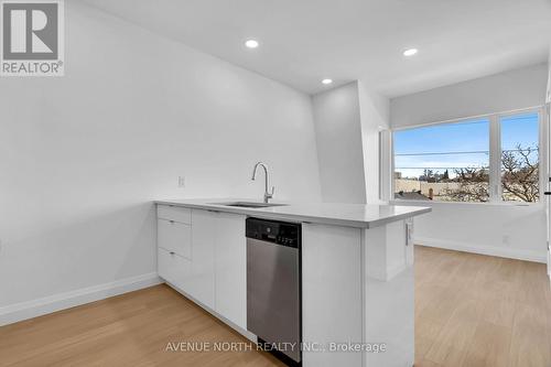 102 - 368 Tweedsmuir Avenue, Ottawa, ON - Indoor Photo Showing Kitchen