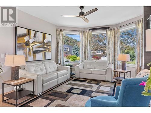 2663 Paula Road, West Kelowna, BC - Indoor Photo Showing Living Room