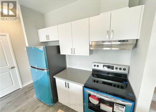 6705 Cropp Street, Niagara Falls, ON - Indoor Photo Showing Kitchen