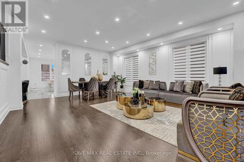 112 Holland Vista Street, East Gwillimbury, ON - Indoor Photo Showing Living Room