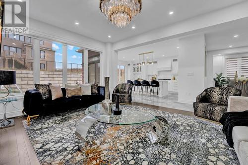 112 Holland Vista Street, East Gwillimbury, ON - Indoor Photo Showing Living Room