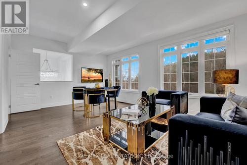 112 Holland Vista Street, East Gwillimbury, ON - Indoor Photo Showing Living Room